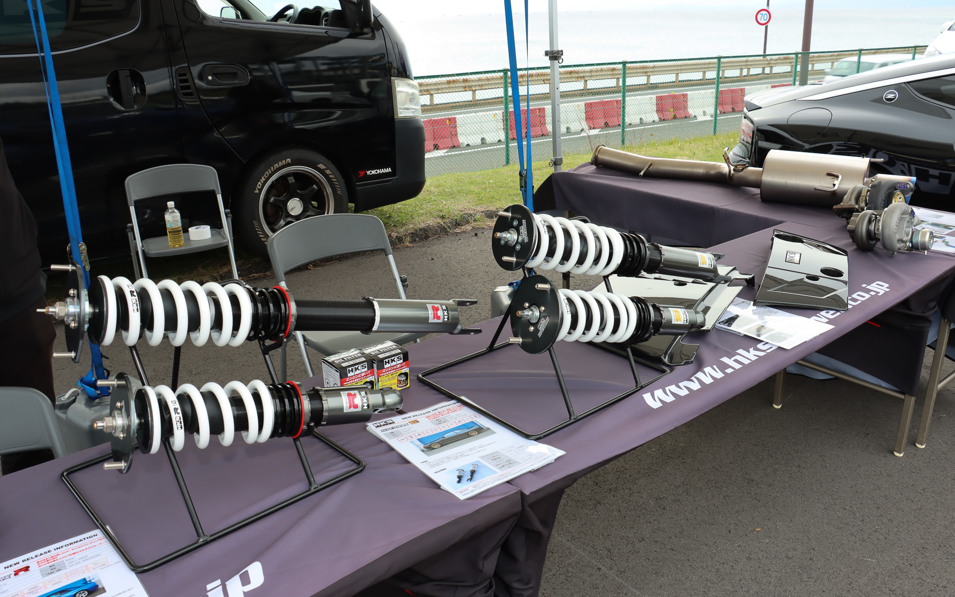 HKSブースではチューニングパーツなどを展示