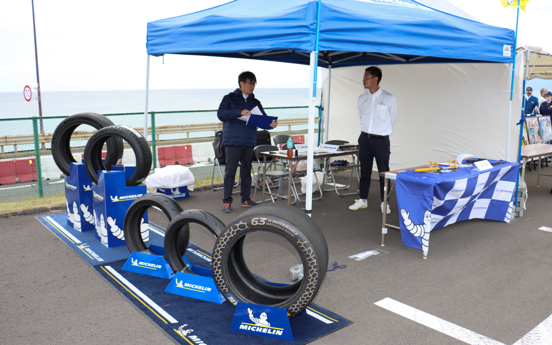 ミシュランブースでは4輪、2輪向けの市販タイヤのほか、レースマシン向けのスリックタイヤを展示