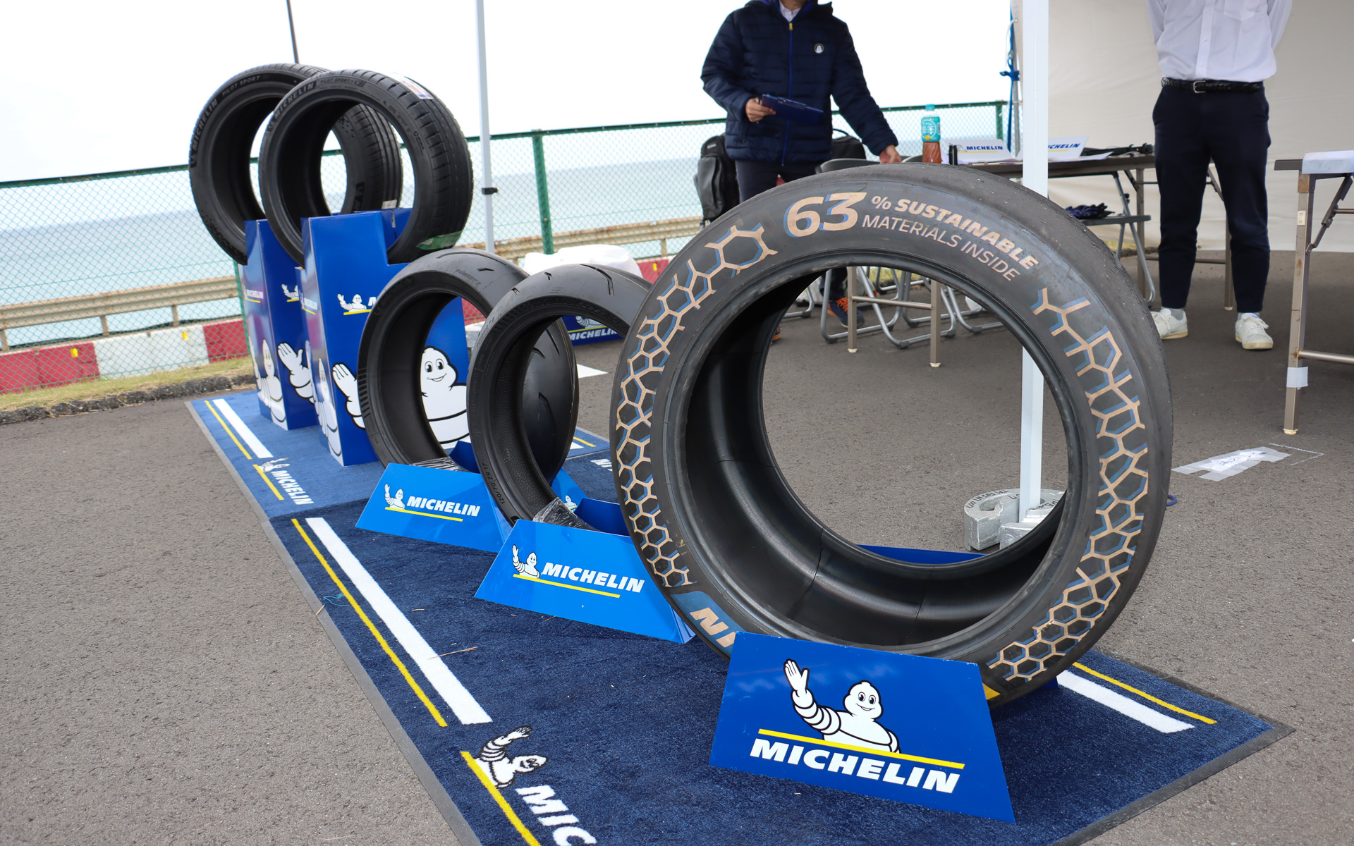 ミシュランブースでは4輪、2輪向けの市販タイヤのほか、レースマシン向けのスリックタイヤを展示