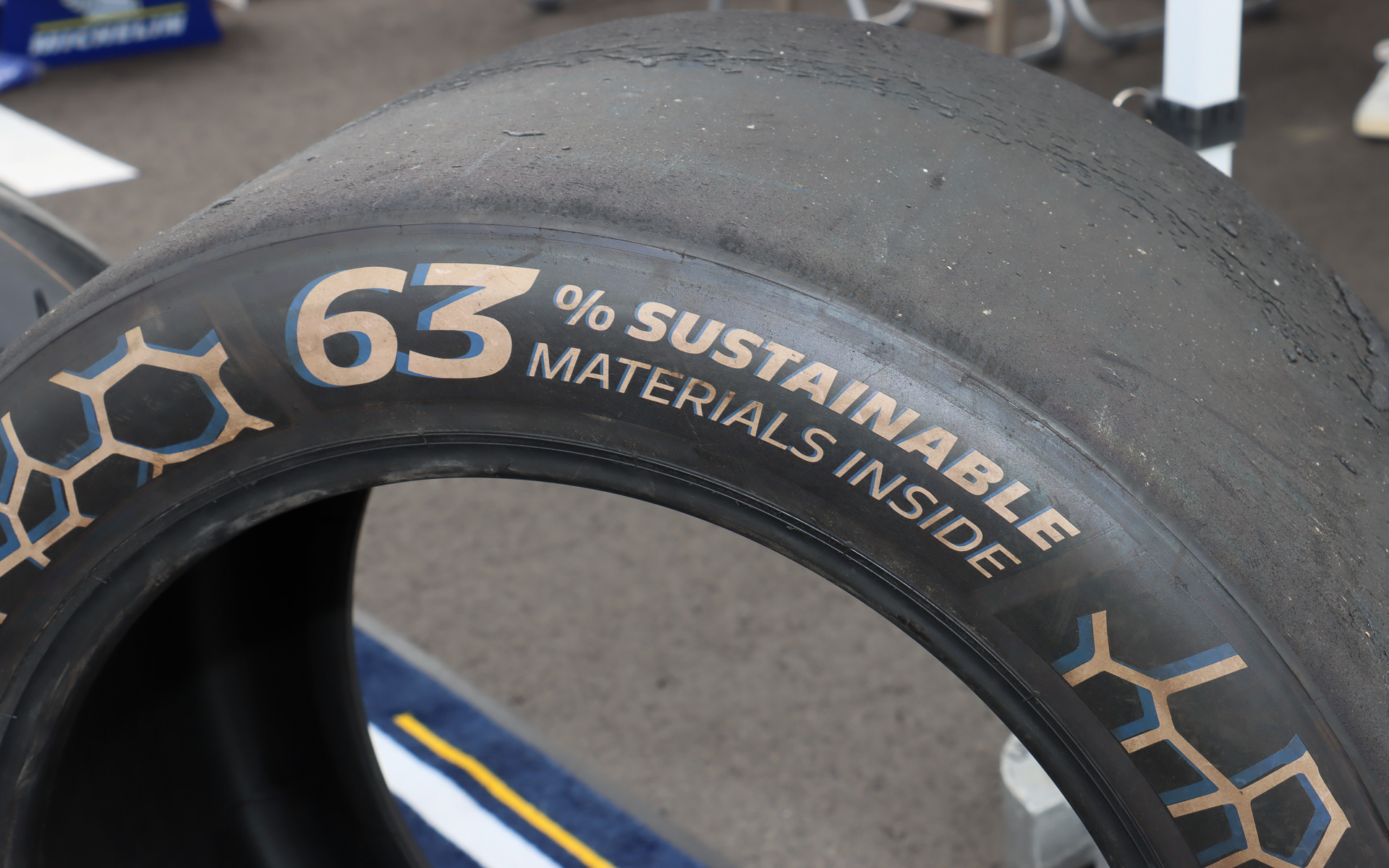 このスリックタイヤでは再利用素材などの“サステナブル素材”を63％使用。レース用のタイヤは高出力に対応する強靱さや高いグリップ力を求められる半面、長期的な耐候性といった技術課題と無縁になることでサステナブル素材を利用しやすい部分もあるという