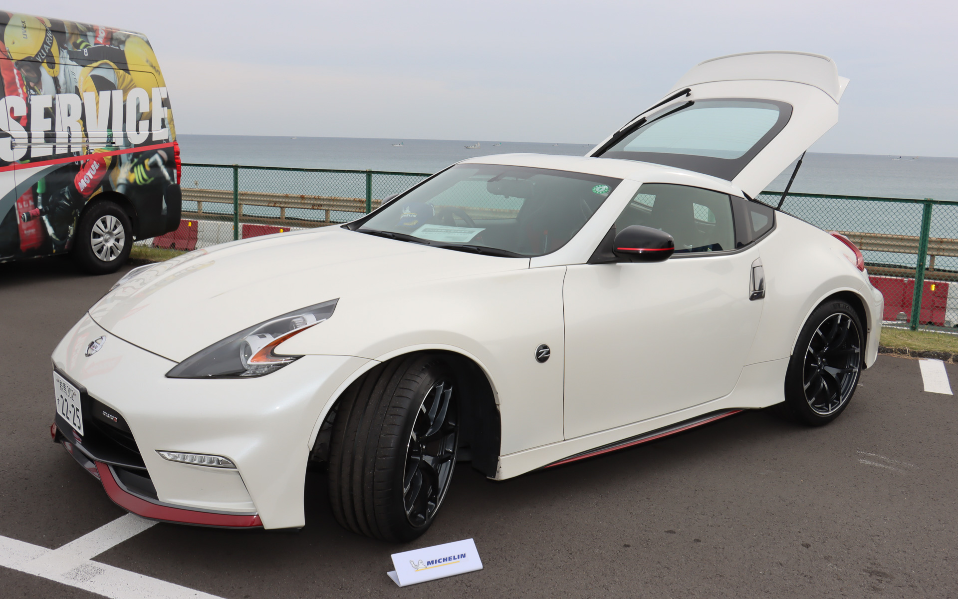ミシュランブースで車両展示された「フェアレディZ NISMO」