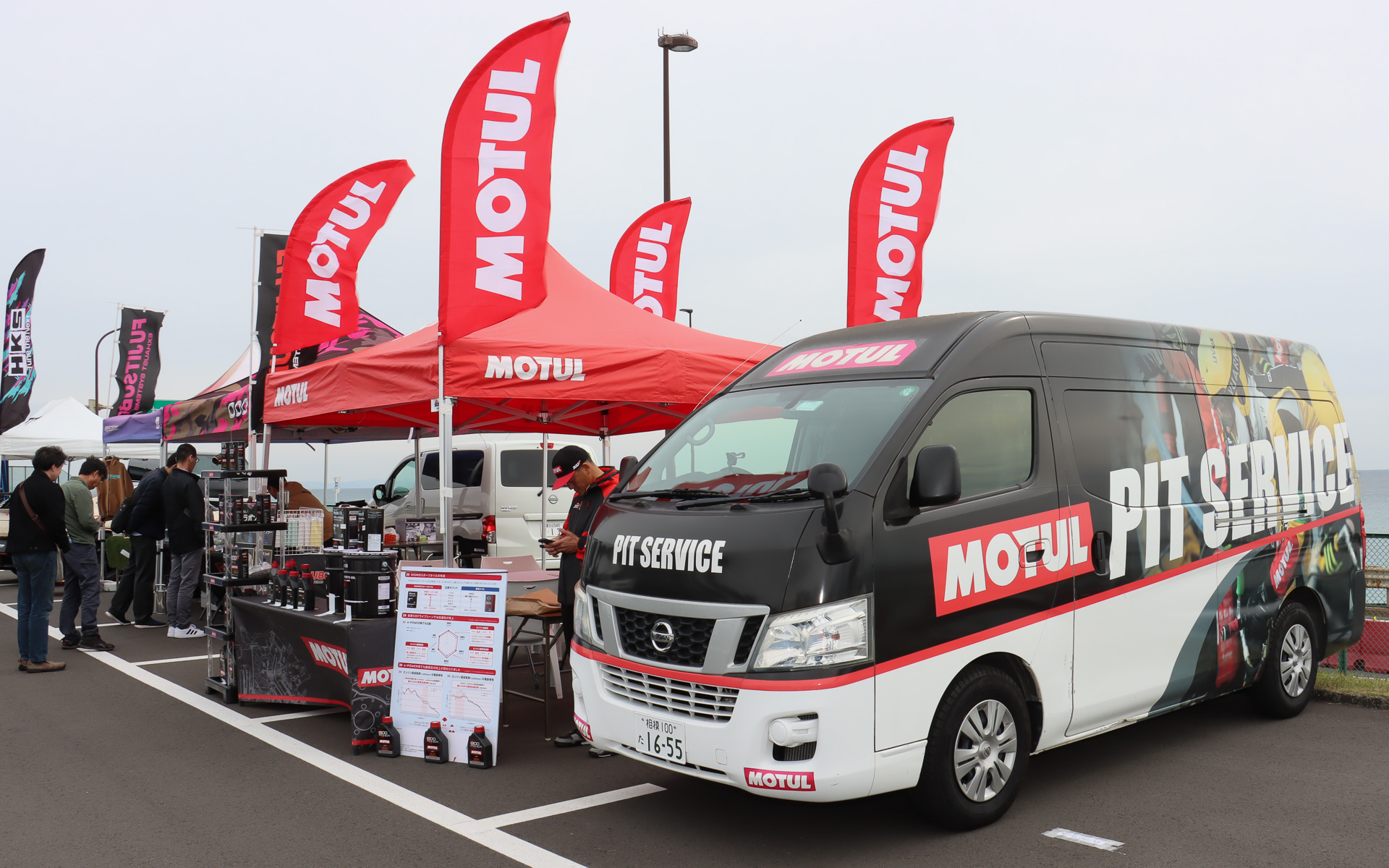 「キャラバン」のピットサービスカーを展示したモチュールブース