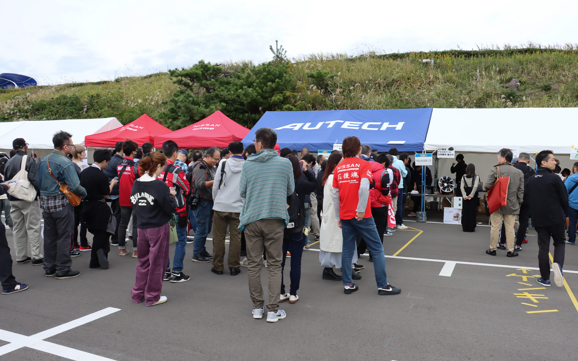 長蛇の列ができたグッズ販売ブースでは、会場限定アイテムとしてオーテックのロゴ入りシャツを着用したベアマスコットとAOGのロゴ入りタンブラーを販売した