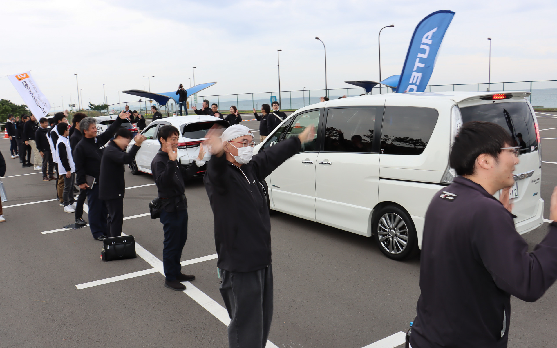 閉会後は運営スタッフが作るお見送りコースを走り抜けて参加者は帰路についた