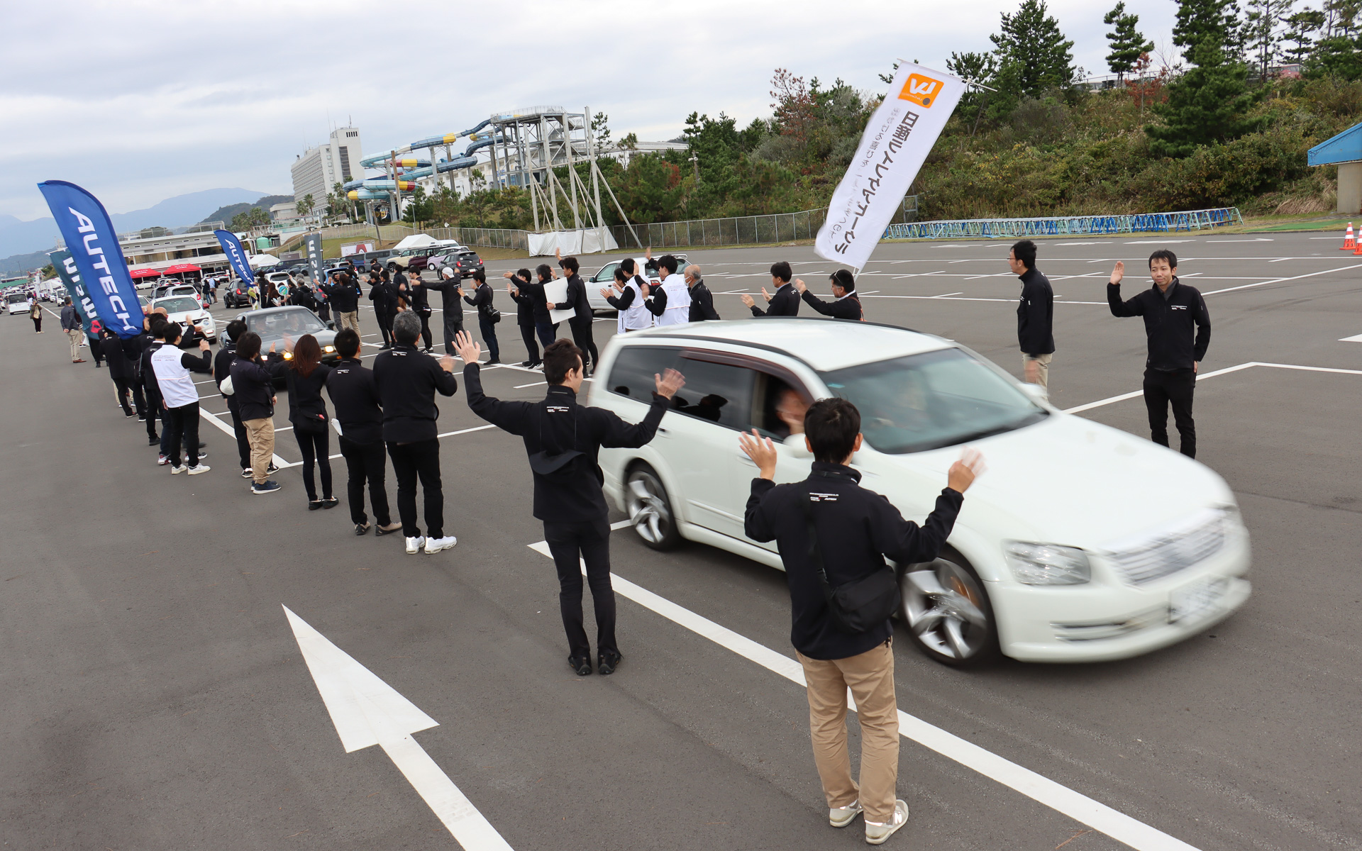 閉会後は運営スタッフが作るお見送りコースを走り抜けて参加者は帰路についた