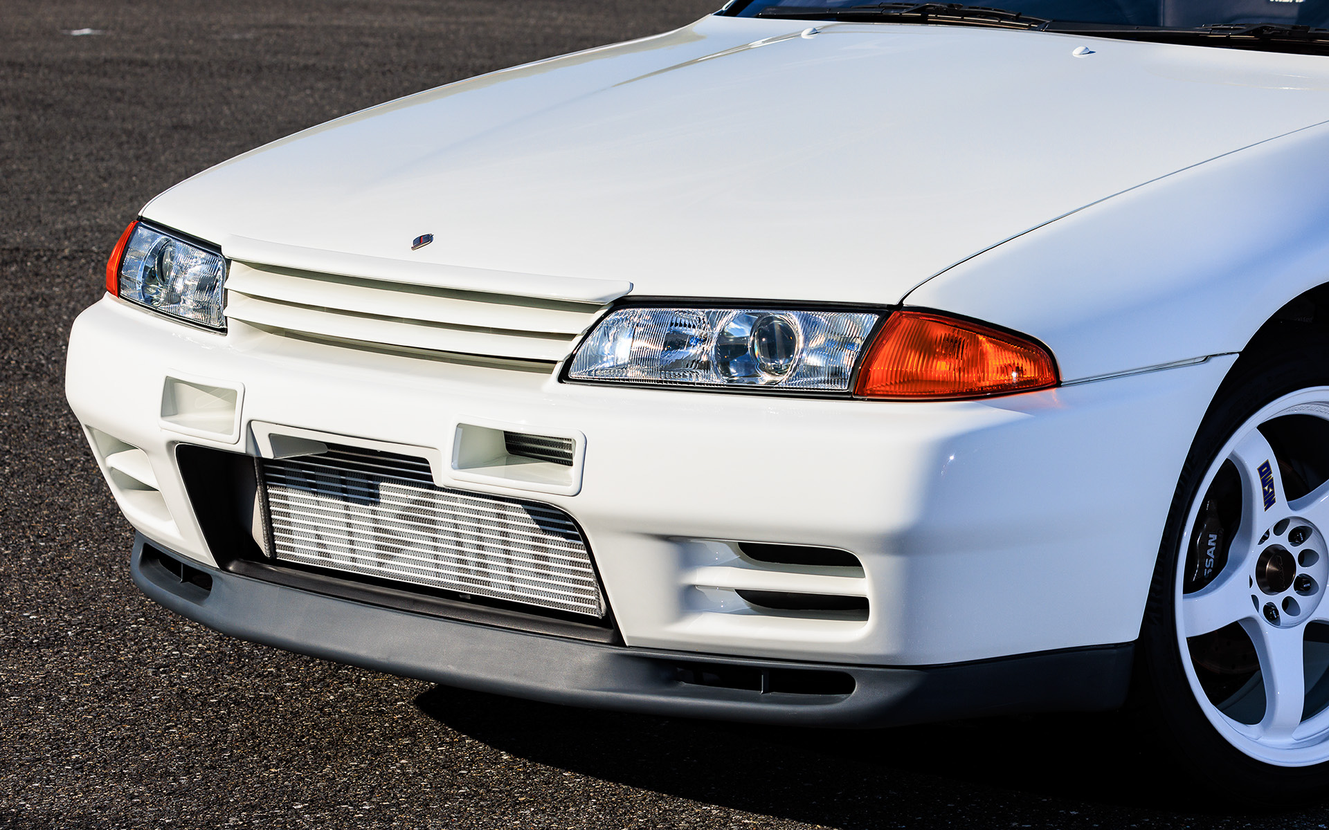 40周年記念パーツでは初代NISMOロゴが使われ、外観ではインタークーラー（24万2000円）やLM GT4ホイール（18×9.0J ＋22のBNR32用はホワイトカラーが10万2300円、ホワイト＋切削シルバーカラーが10万3400円）、エキゾーストシステム NE-1（ステンレス仕様/63万8000円）などが目をひく