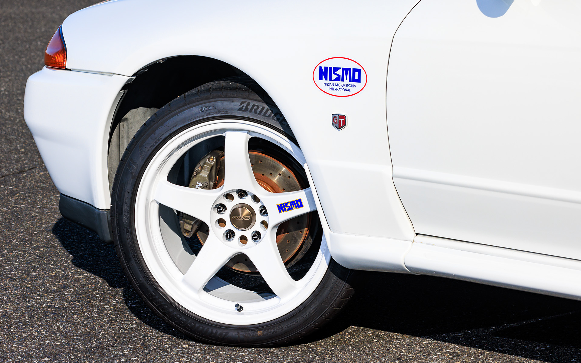 40周年記念パーツでは初代NISMOロゴが使われ、外観ではインタークーラー（24万2000円）やLM GT4ホイール（18×9.0J ＋22のBNR32用はホワイトカラーが10万2300円、ホワイト＋切削シルバーカラーが10万3400円）、エキゾーストシステム NE-1（ステンレス仕様/63万8000円）などが目をひく