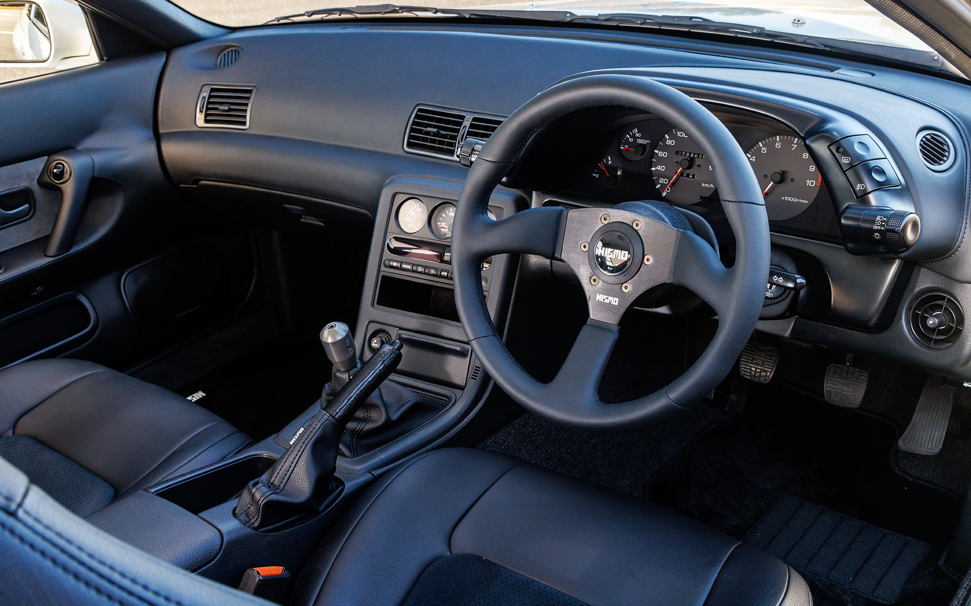 インテリア。φ350本革のNISMOステアリングホイール（14万3000円）をはじめ、フロアマット（3万5200円）もNISMO製