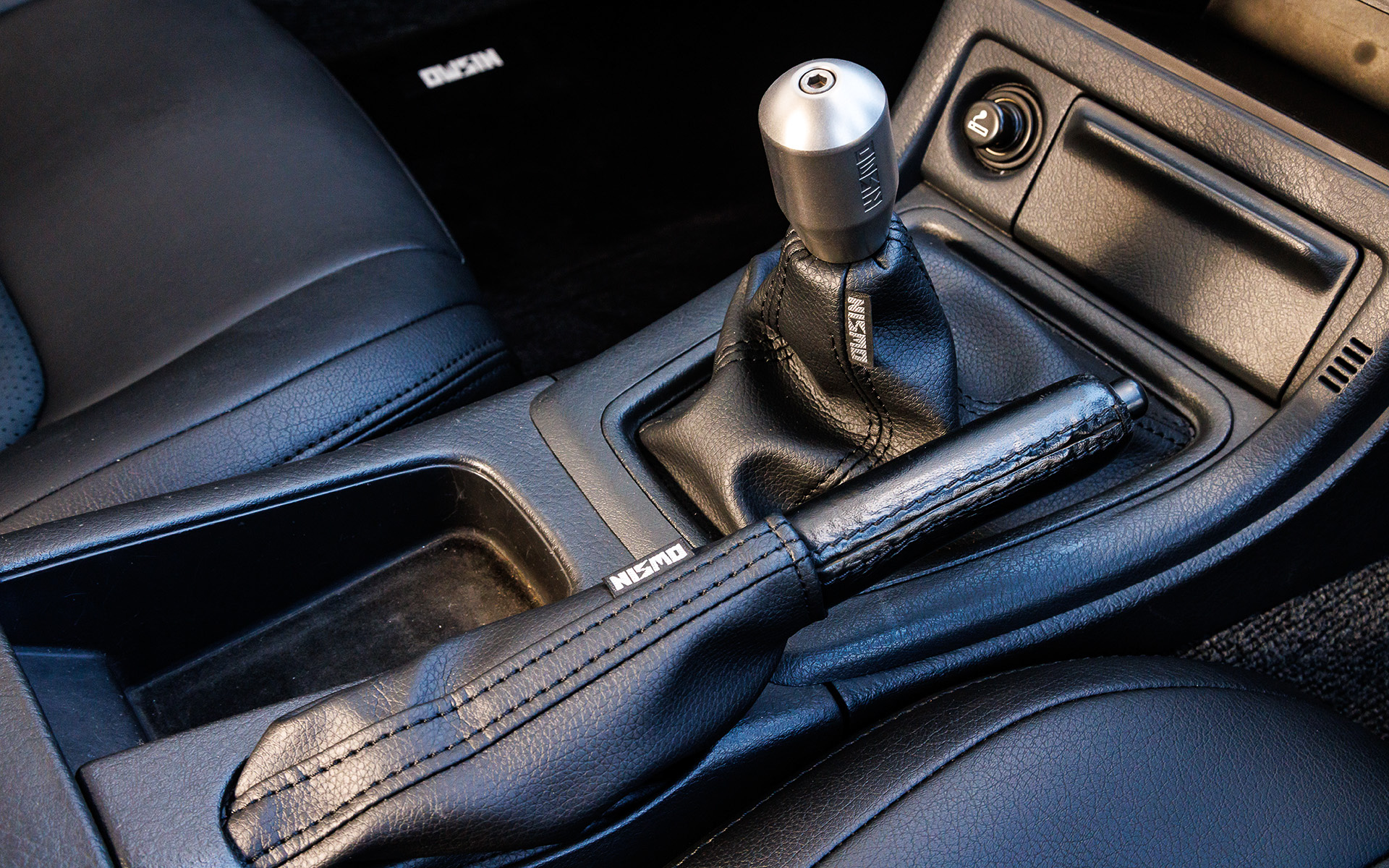 NISMO製シフトレバーブーツ＆サイドブレーキブーツセット（2万6400円）。チタン製GTシフトノブは3万800円