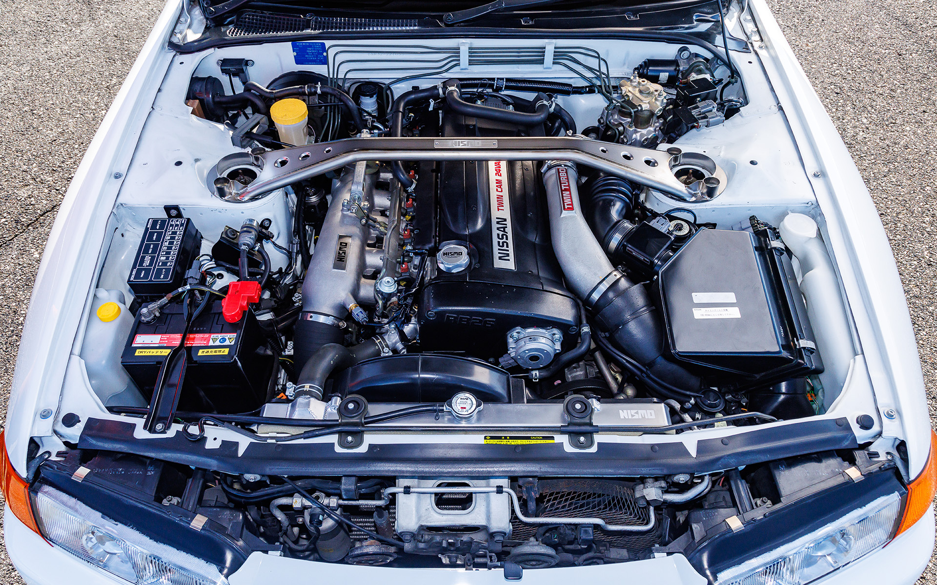 エンジンルームではインテークコレクター（23万8700円）、レーシングラジエターキャップ（5720円）、チタンタワーバー（17万500円）、オイルフィラーキャップ（1万3200円）などをセット。ここまできれいなエンジンルームはなかなかお目にかかれない