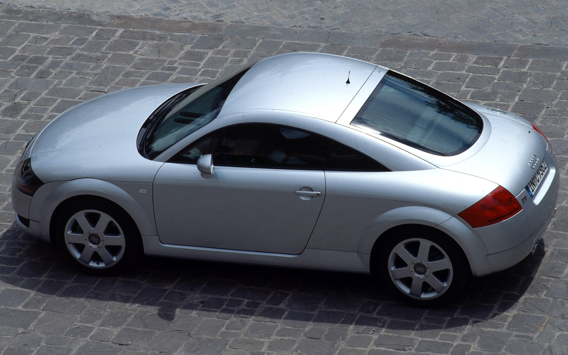 ボディサイズは4060×1765×1340mm（全長×全幅×全高）、ホイールベースは2430mm