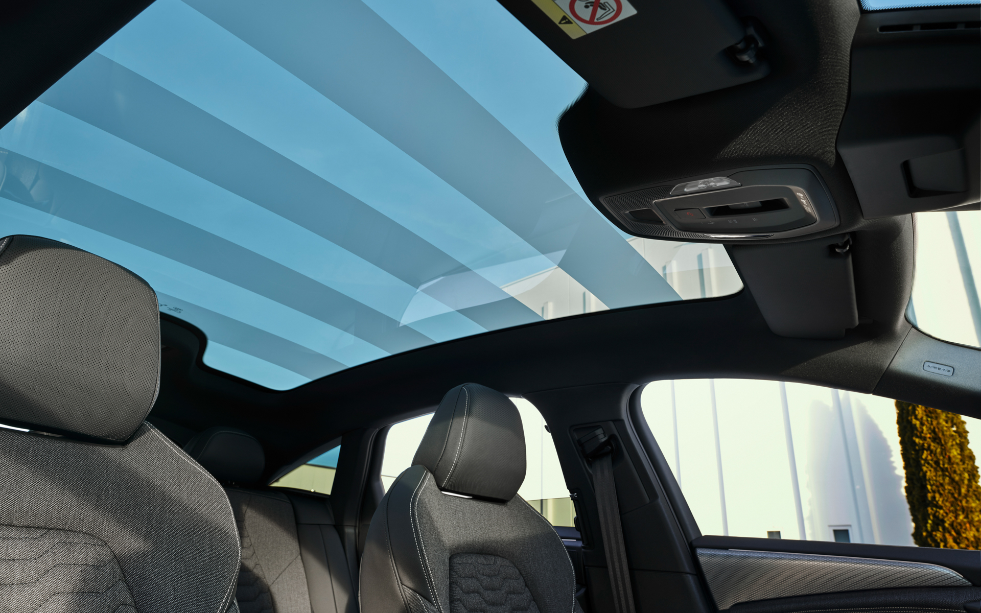 透明度を切り替えられる新しいパノラマガラスルーフを採用