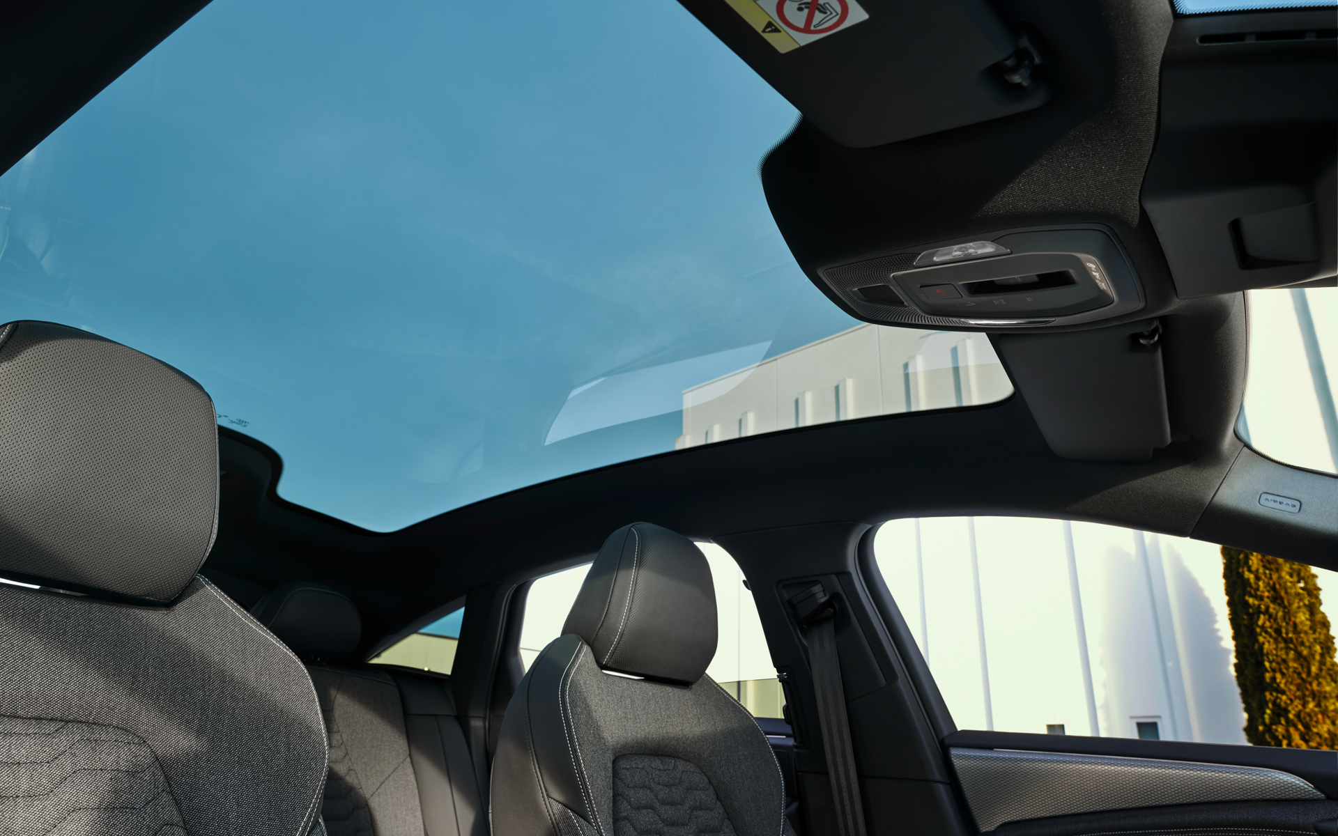 透明度を切り替えられる新しいパノラマガラスルーフを採用