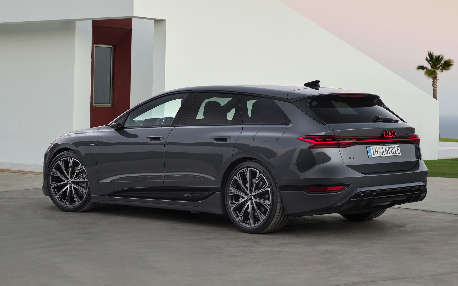 新型「A6 Avant e-tron」のサイドミラーを含めたボディサイズは、4928×2137×1527mm（全長×全幅×全高）、ホイールベースは2946mm