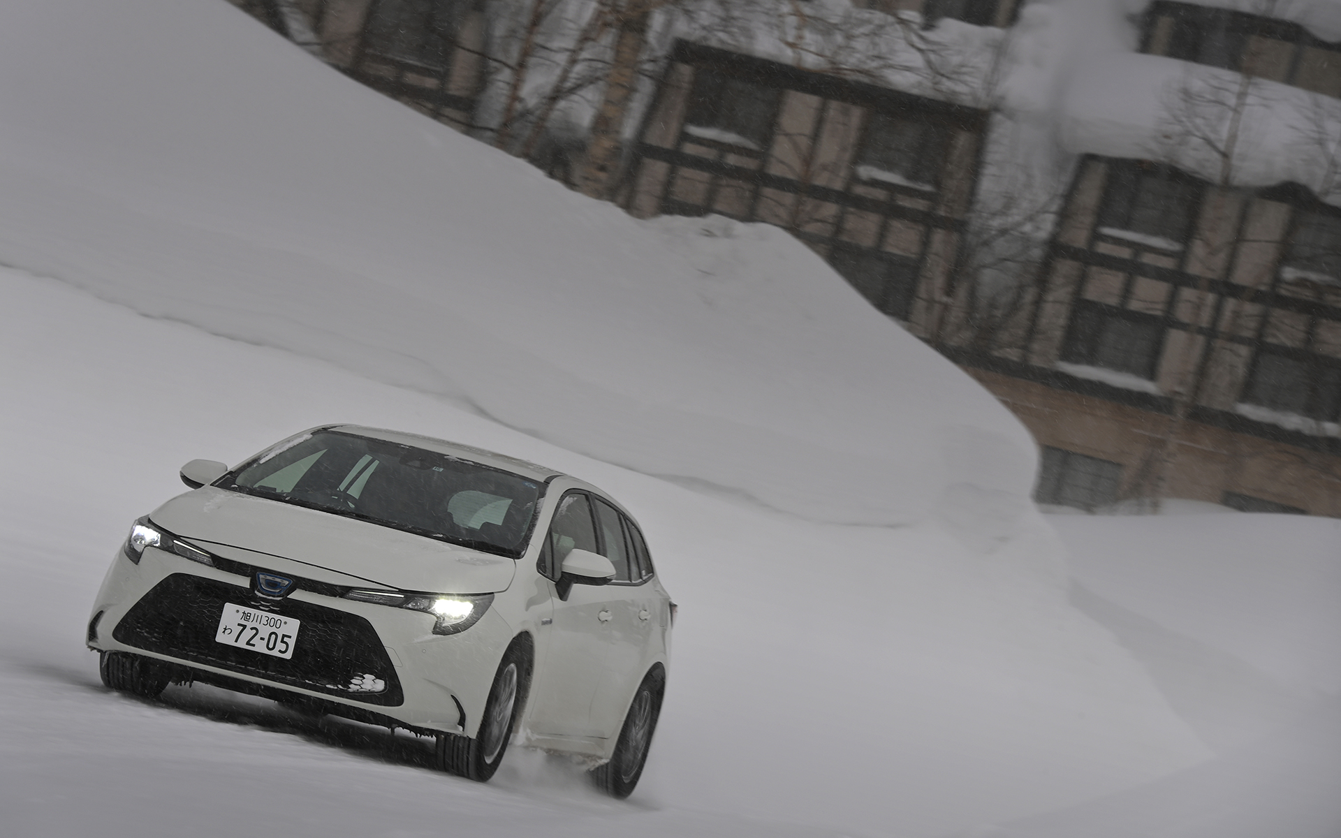 スタッドレスタイヤ付きのレンタカーを借りるという手もあるが、雪道走行は経験も必要。それだけに乗り慣れないレンタカーでは気を使うことになる