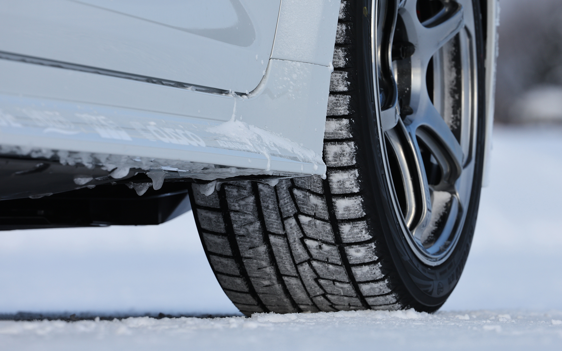 スタッドレスタイヤの購入を考えているが、その前に効果を試したいと思っているときもレンタルスタッドレスは有効。マイカーでも試せるのは大いに参考になるだろう