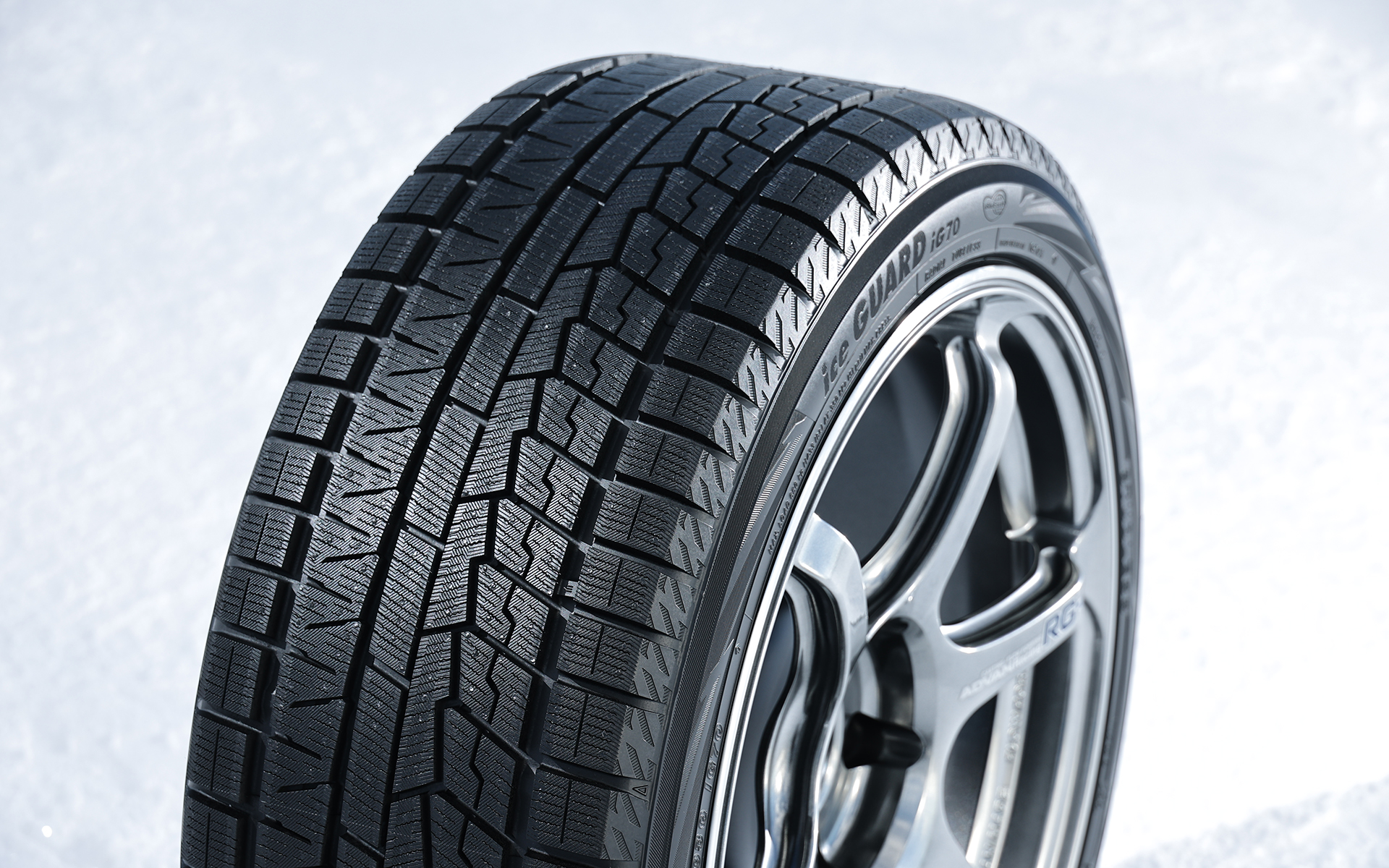 「レンタルスタッドレス」で使われるタイヤは店舗によって異なるので、気になる人は予約したいお店に問い合せてほしい