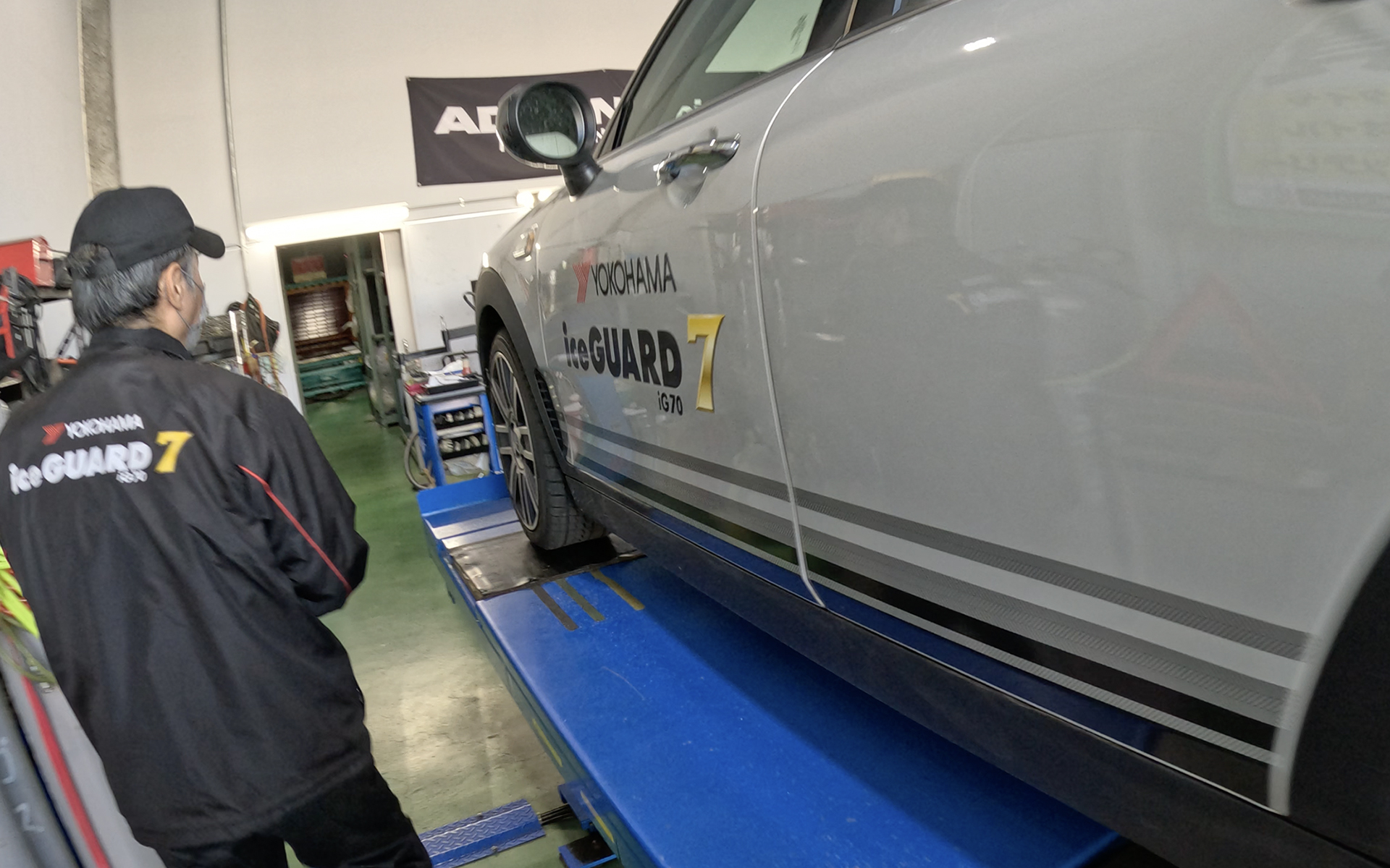 レンタルスタッドレスは「タイヤガーデン」「グランドスラム」が実施するサービスなので、レンタル用のタイヤ、ホイールの状態チェックは完璧。安心して借りることができる