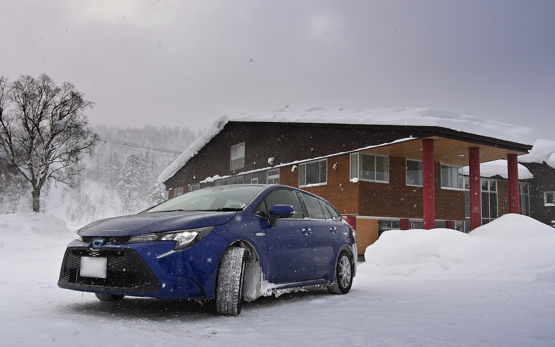 レンタルスタッドレスの需要が増えるのはやはり年末年始とのことなので、この時期にクルマで旅行を計画している場合は、宿の予約と同時にレンタルスタッドレスも予約しておくことをおすすめしたい