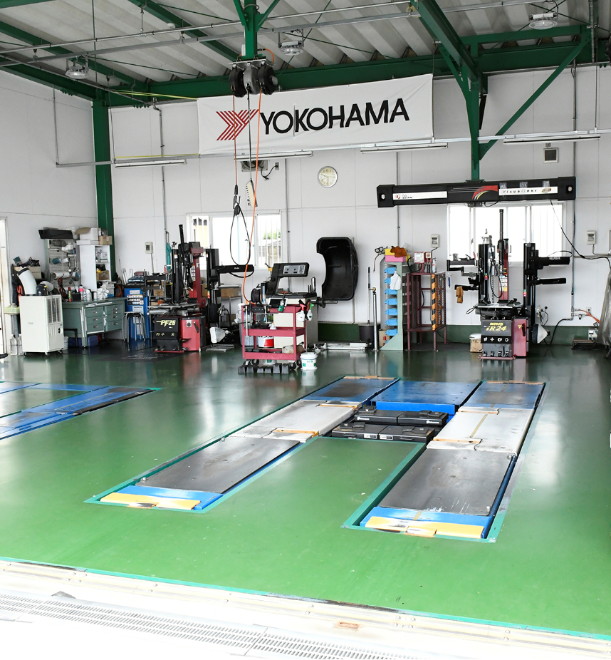 「タイヤガーデン」「グランドスラム」とも設備が充実したPITを持っている。オイル交換、バッテリ交換などの日常整備から、タイヤ＆ホイールを含めたカー用品の購入、交換、取り付けも行なってくれる