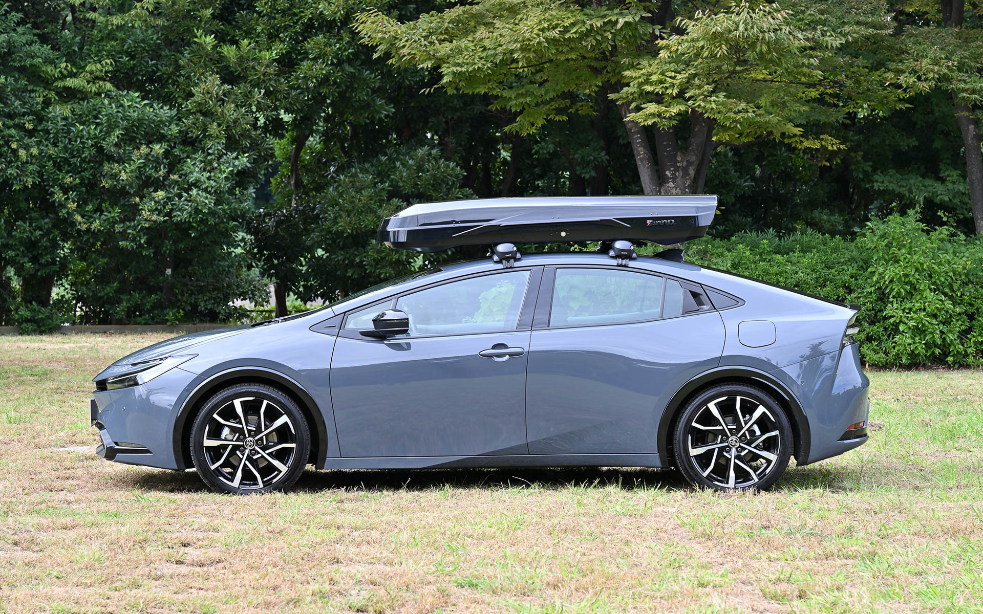 フルサイズSUVの「ランドクルーザー 250」からミドルサイズセダンの新型「プリウス」までさまざまなモデルに似合うデザインを採用