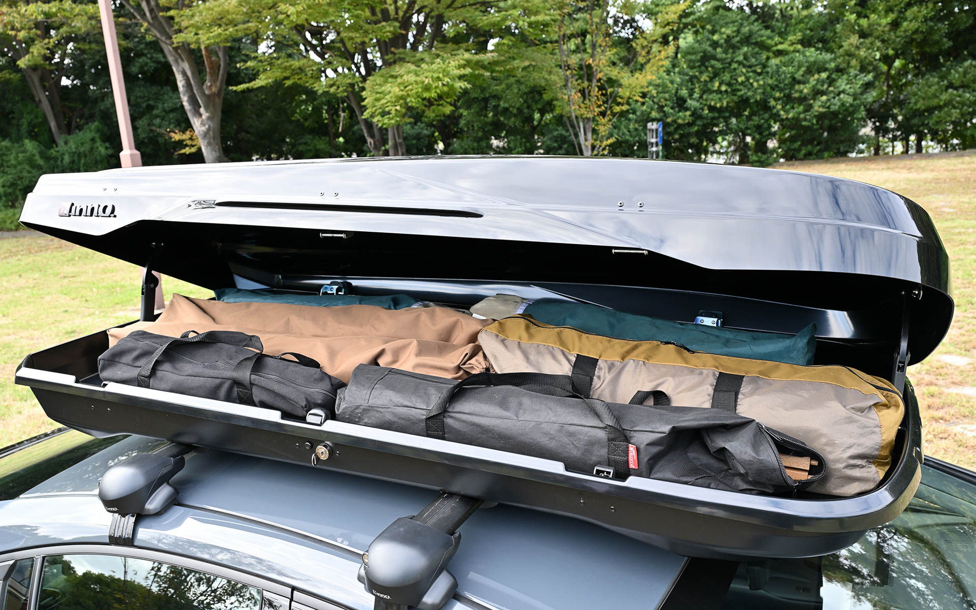 約400Lの大容量で、3～4人分のキャンプ道具やスキー板8セット、スノーボード4～6枚が収納可能