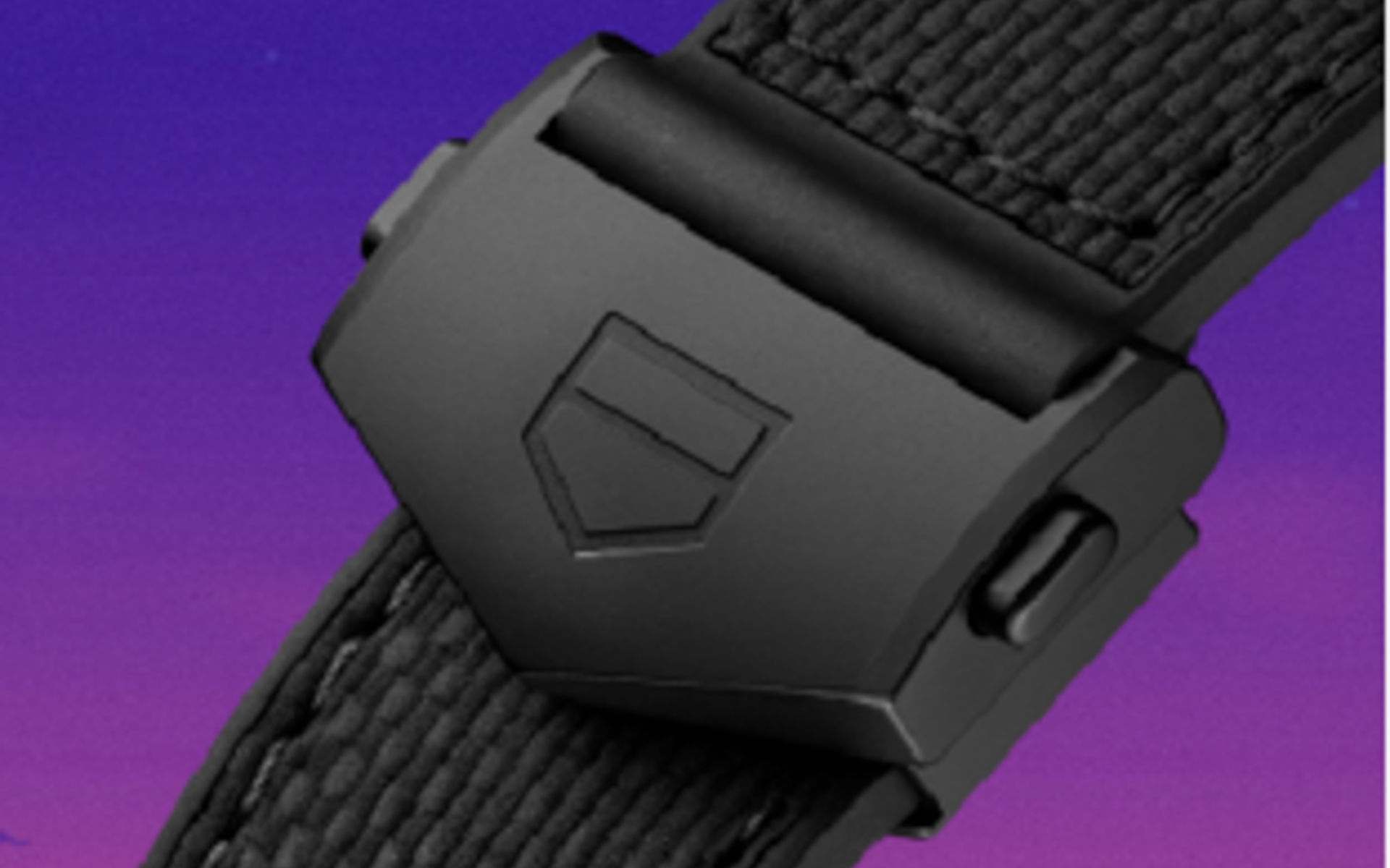 エンボス加工のブラックカーフスキン＆ラバーストラップを採用