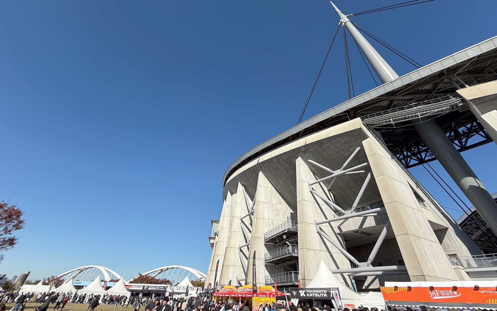 快晴の豊田スタジアム。このまま天気がよければ、予定どおり航空ショーが行なわれそうだ