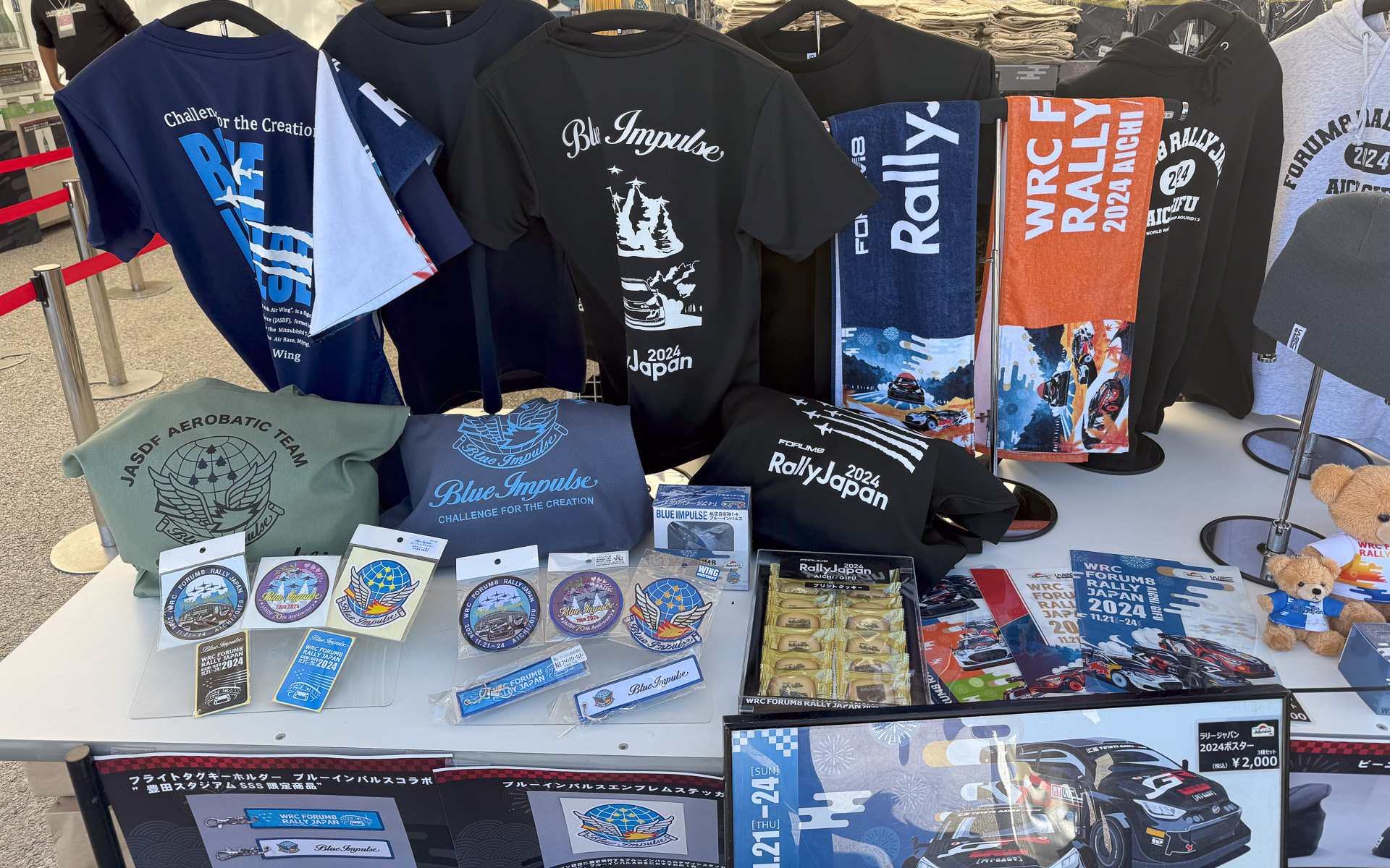 ブルーインパルスとWRCのコラボグッズも販売されている