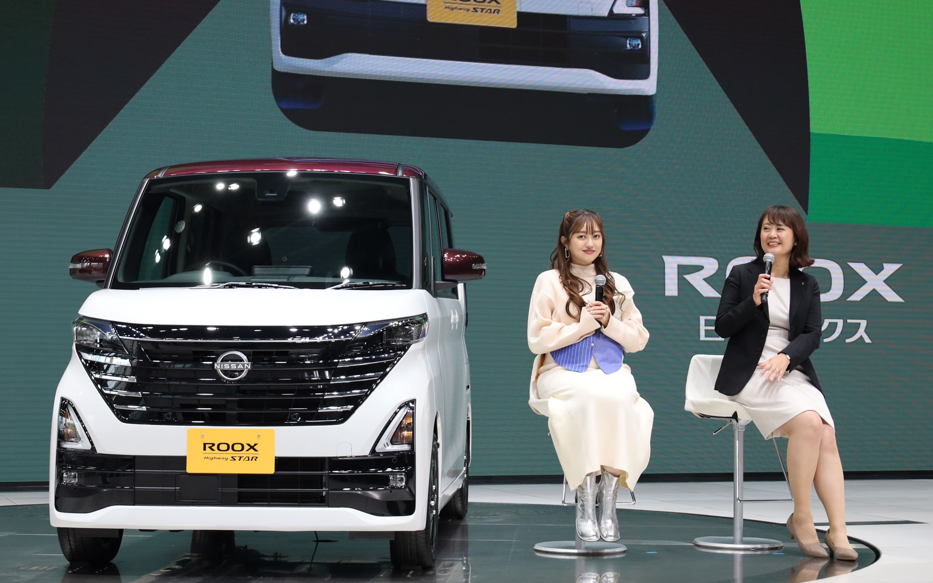 菊地亜美さんと日産自動車 チーフマーケティングマネージャーの近藤啓子氏（右）が家族のお出かけに関するトークセッションを展開