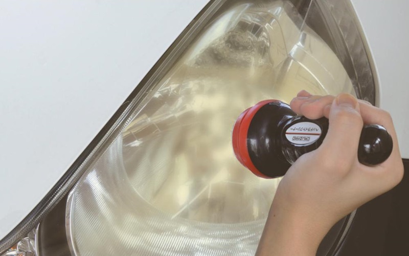 コーティング前にヘッドライトを清浄（洗浄・研磨）する