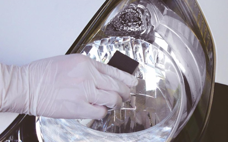 コーティング液を少量ずつスポンジに染み込ませ、薄く塗布する