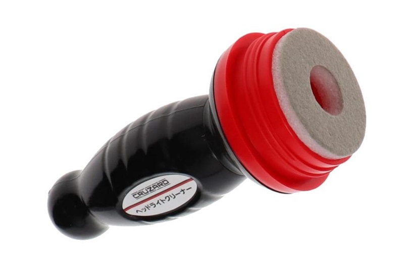 コーティング前の研磨や洗浄に便利な「ヘッドライトクリーナー」は、クリスタルコンパウンドがヘッドライト表面の黄ばみ、くすみをすっきり落とし、さらにツヤだし保護成分が表面をツヤツヤに仕上げてくれる。898円（約80g）