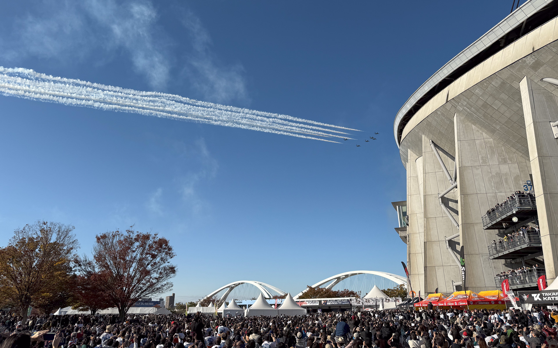 豊田スタジアム上空を飛ぶブルーインパルス