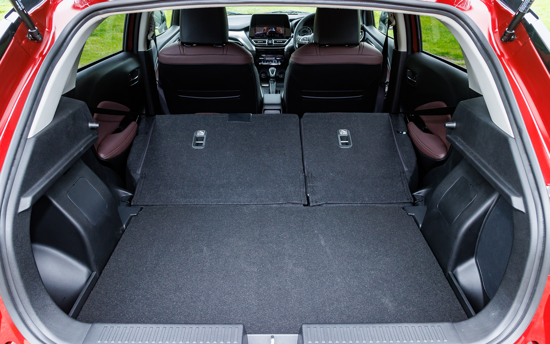 210Lの容量を確保するラゲッジルーム。リアシートは6：4分割可倒式。フロアボードは高さを2段階で調整できる