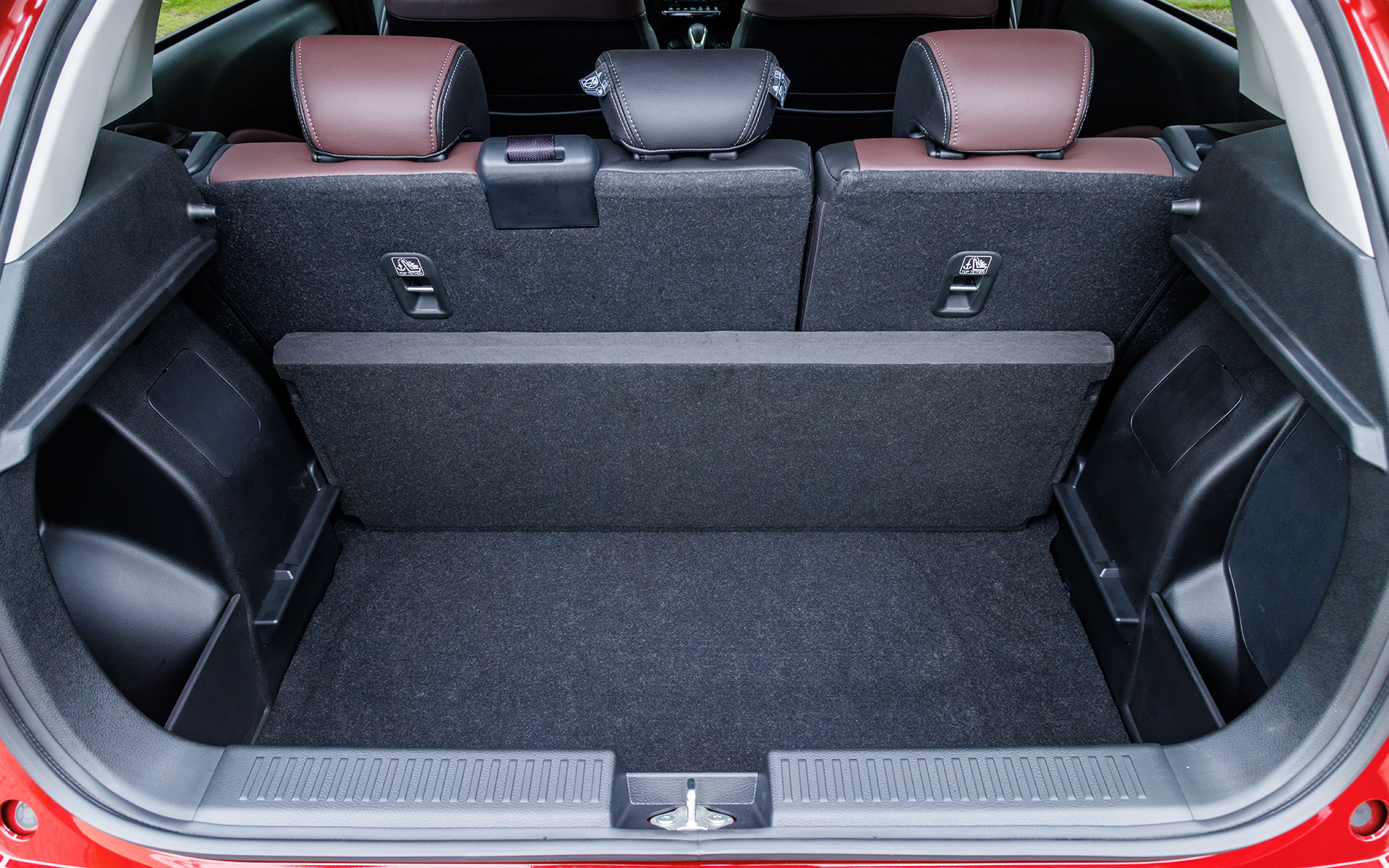 210Lの容量を確保するラゲッジルーム。リアシートは6：4分割可倒式。フロアボードは高さを2段階で調整できる