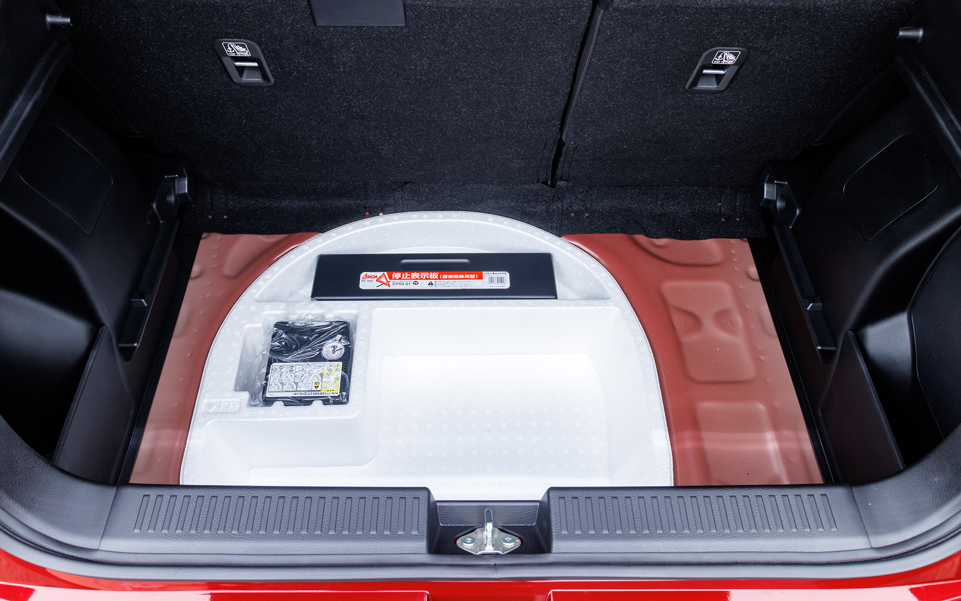 210Lの容量を確保するラゲッジルーム。リアシートは6：4分割可倒式。フロアボードは高さを2段階で調整できる