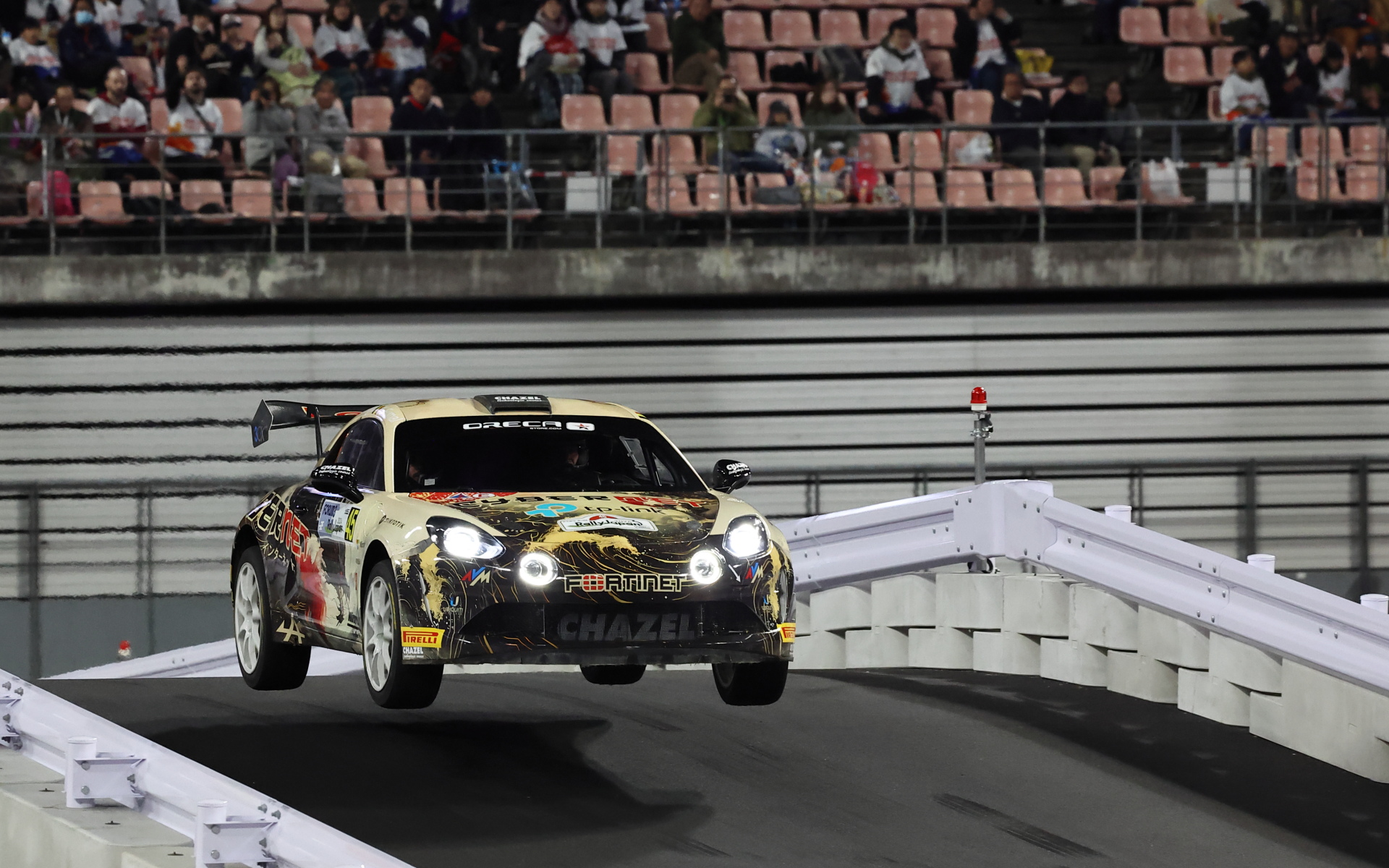 DAY1のTOYOTA STADIUM（SS1）を走るアルピーヌ A110 R-GT