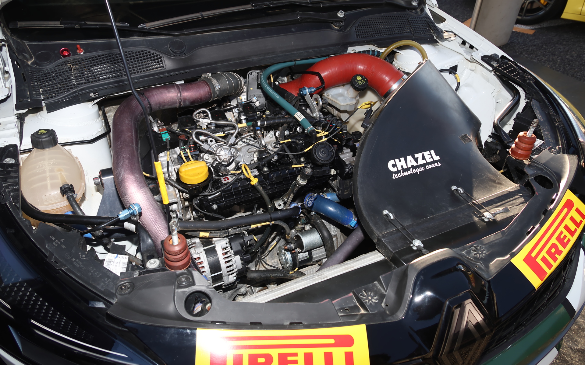 ルノー クリオR3のエンジンルーム