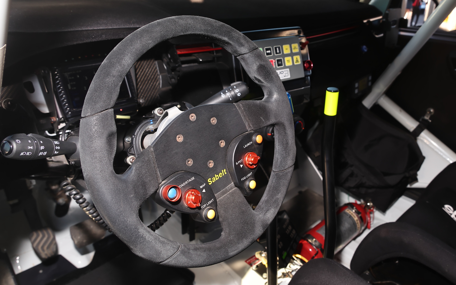 アルピーヌ A110 R-GTとは対照的なシンプルなステアリング