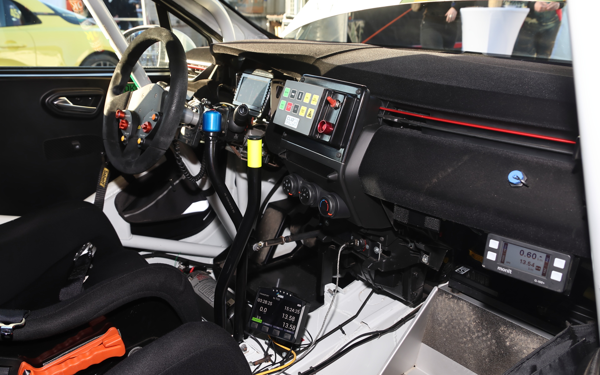 黄色いレバーがブレーキ、奥の青いレバーがシフトレバー