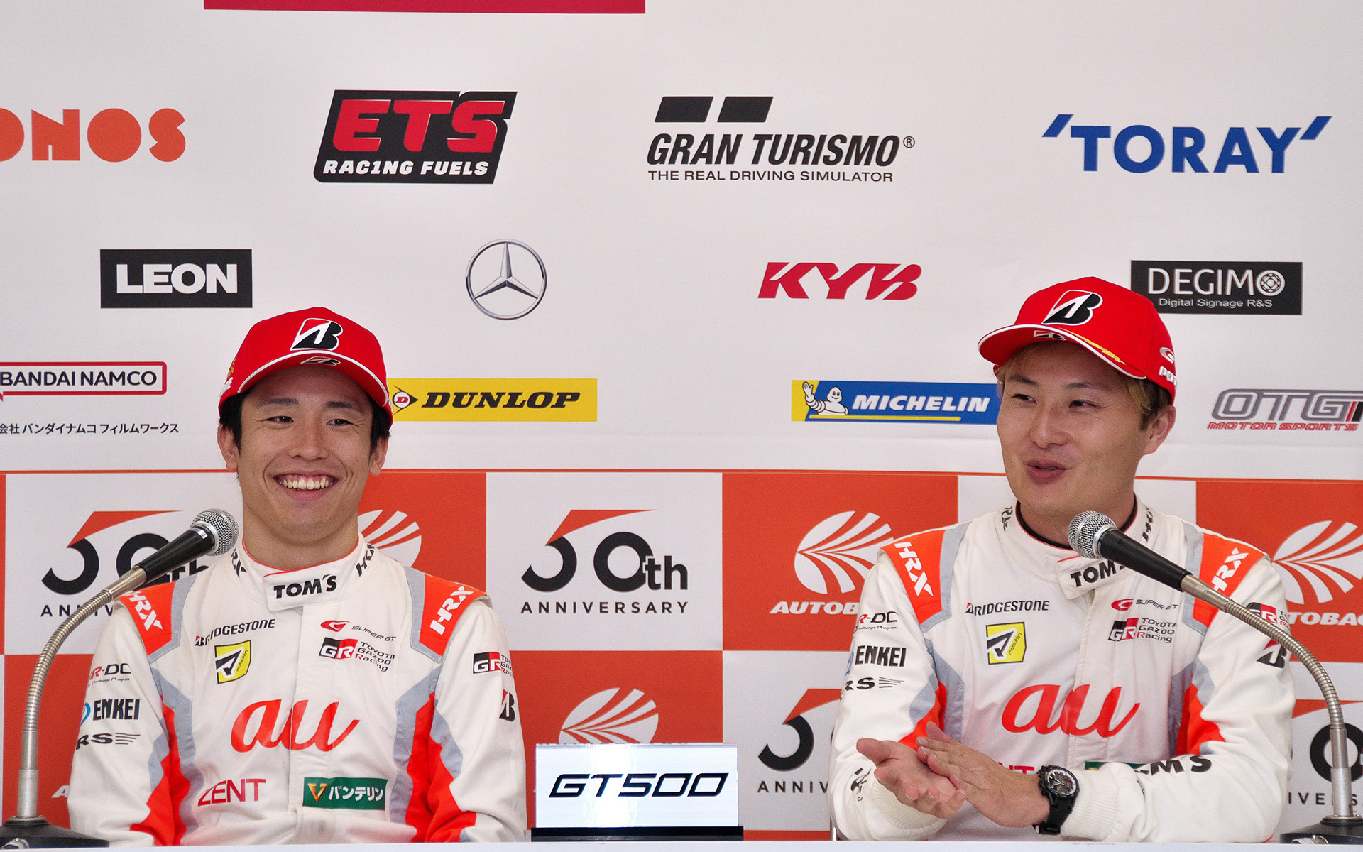 SUPER GTシリーズチャンピオンを獲得した坪井翔選手（左）と山下健太選手（右）