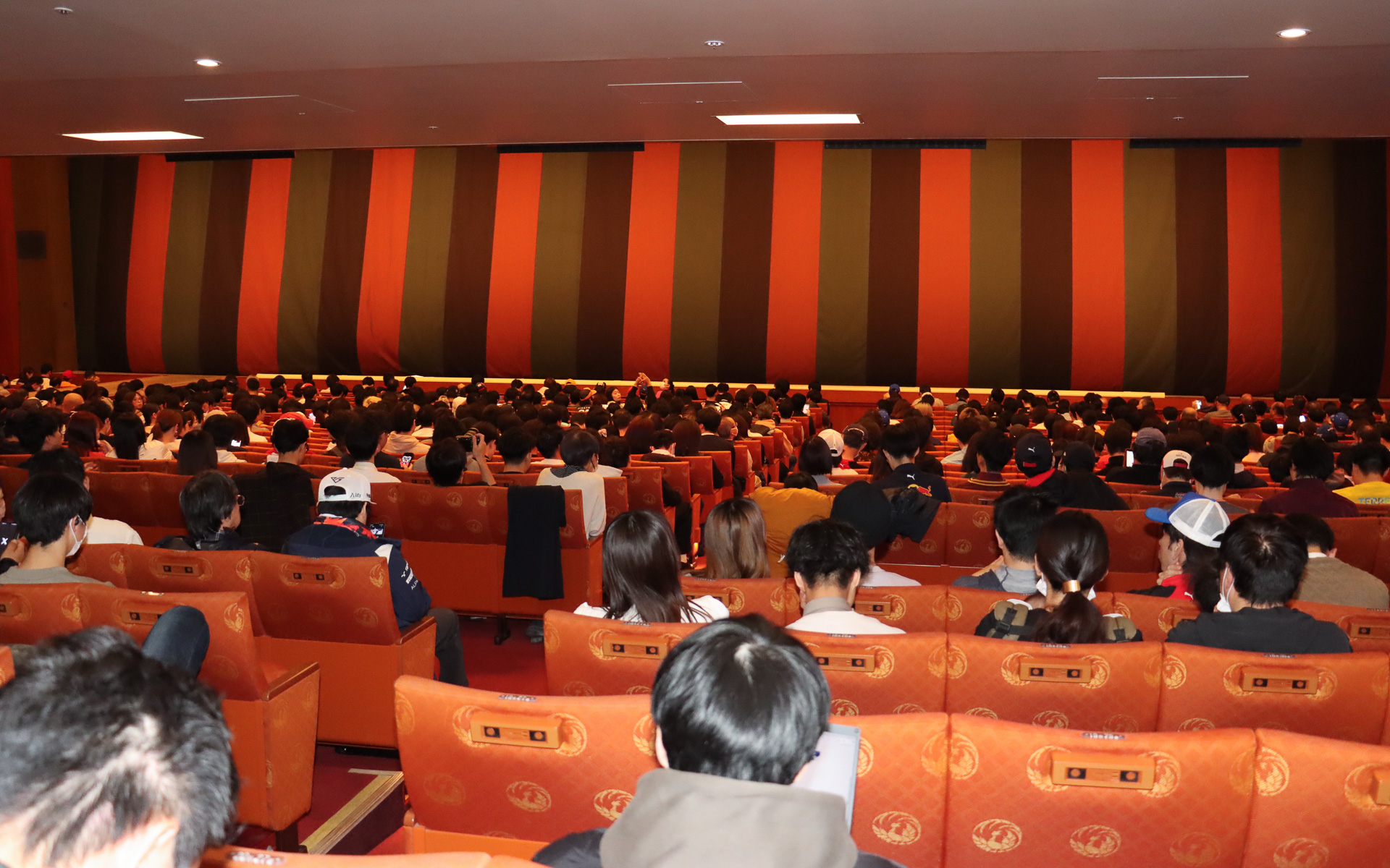 事前告知に対して6300人から問い合わせが寄せられ、抽選に当選した約1800人が来場。開場前から多くの人が入場待ちの列を作り、席はあっという間に埋まっていった