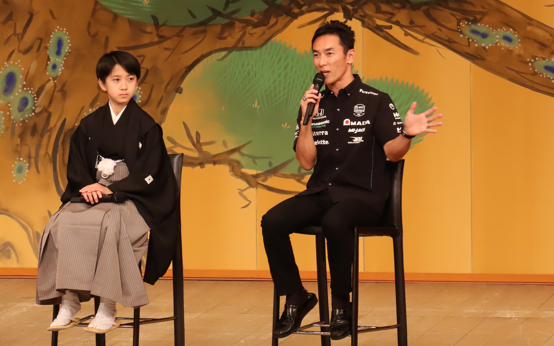 佐藤琢磨選手（右）