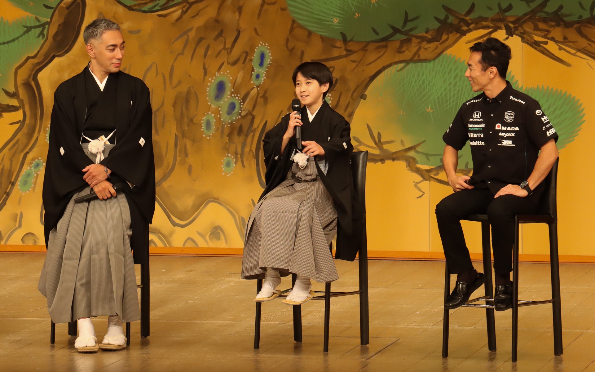 八代目 市川新之助（中央）