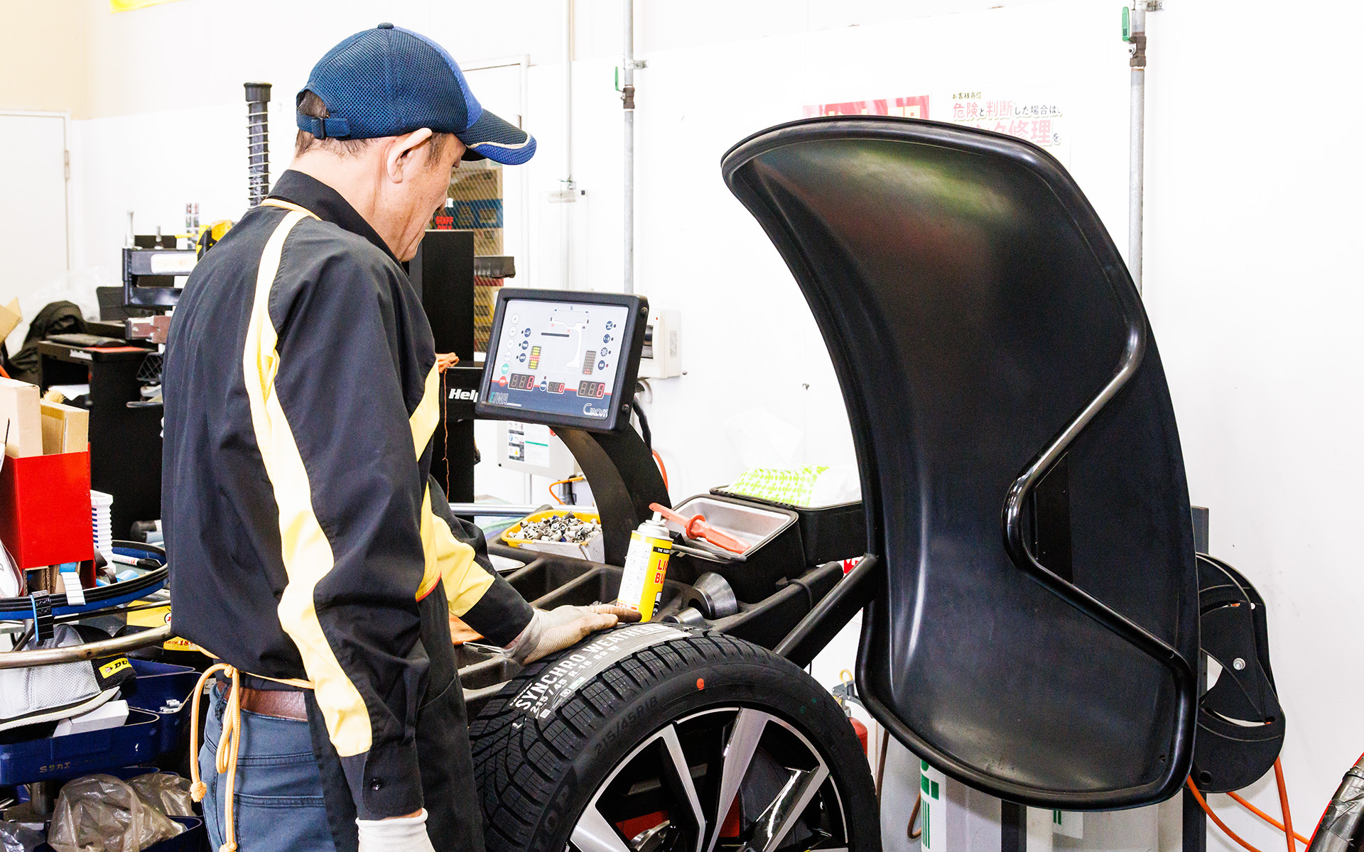 バランス調整をやってもらってタイヤ交換完了！　タイヤの購入や交換は、専門知識が豊富で、高い技術力を持つタイヤ専門店に頼むのが安心です