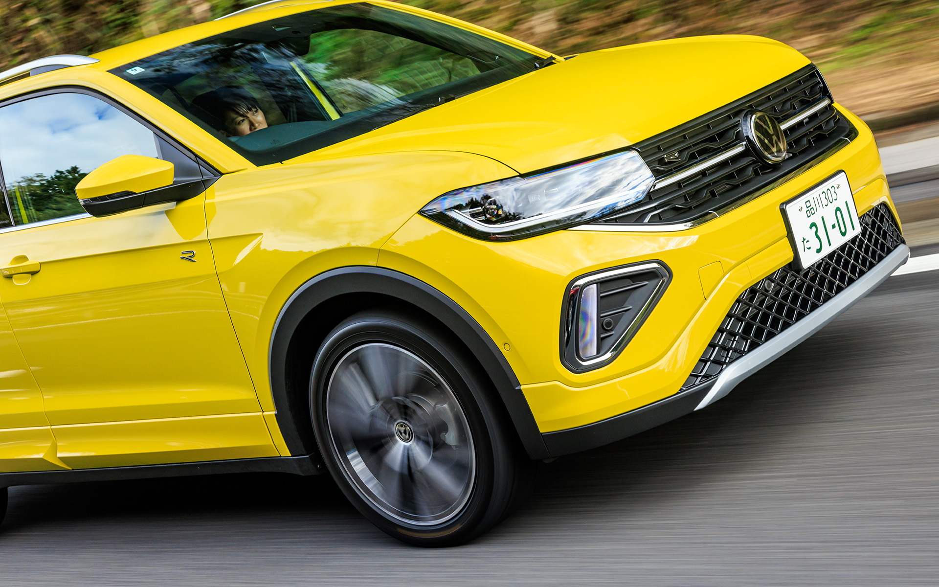 装着タイヤサイズは前後とも215/45R18