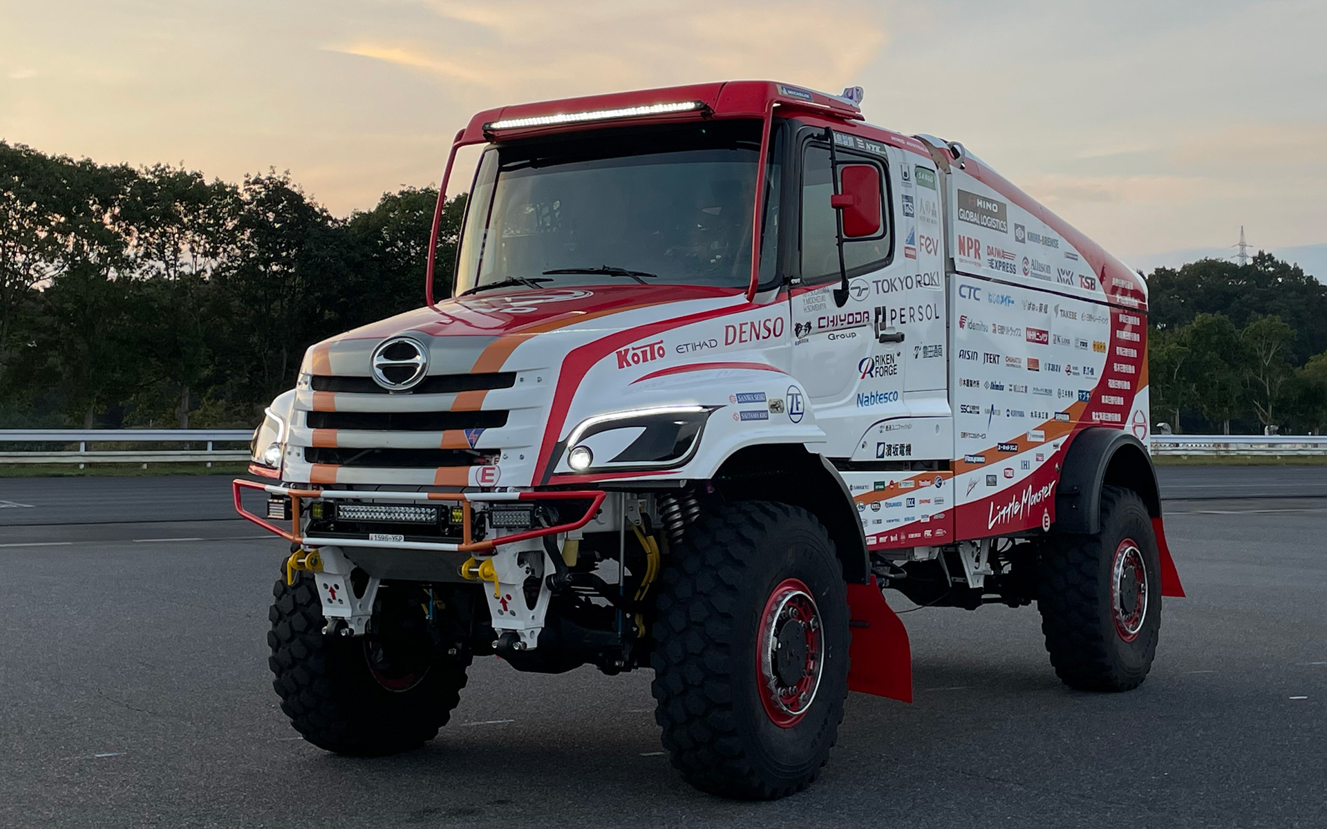 日野自動車の日野チームスガワラ