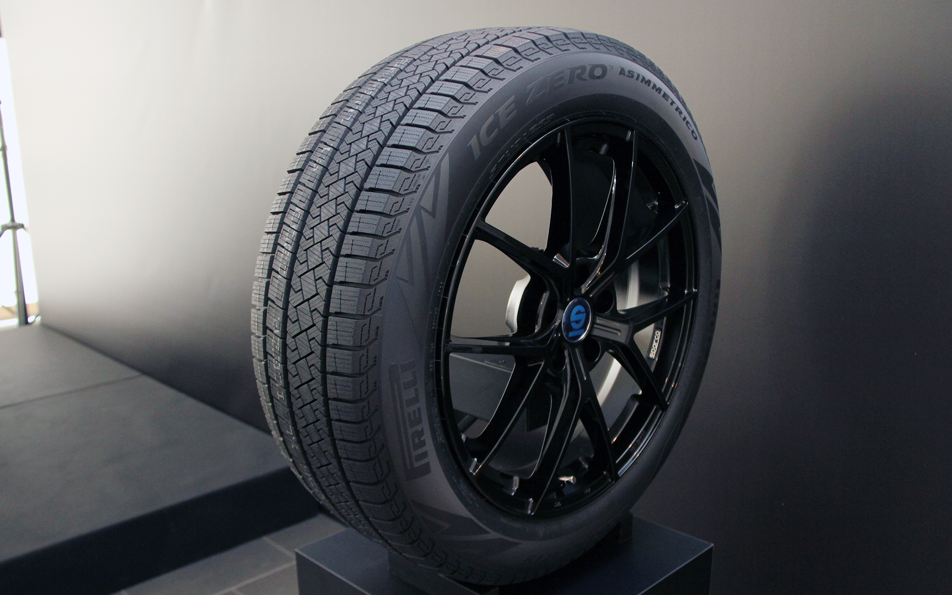 ピレリ アイス・ゼロ・アシンメトリコ