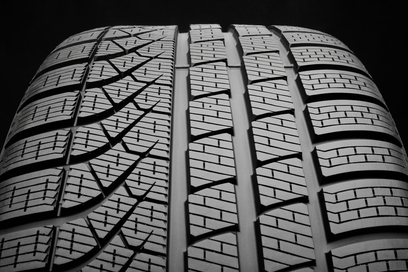 アシンメトリーのトレッドパターンで役割分担を行ない、ドライ路面から雪道まで幅広くカバーする